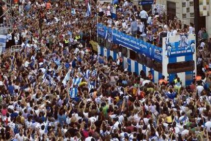 El autobús que llevaba a los jugadores del Alcoyano, a su llegada, ayer, a la plaza del Ayuntamiento de Alcoi.