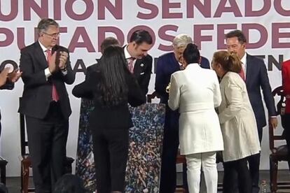 Miguel Torruco le entrega al presidente una fotografía del fotoperiodista Luis Antonio Rojas.