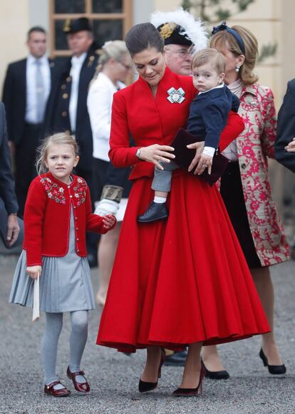La princes Victoria, heredera al trono sueco, con sus dos hijos, las princesas Estelle y el príncipe Óscar.