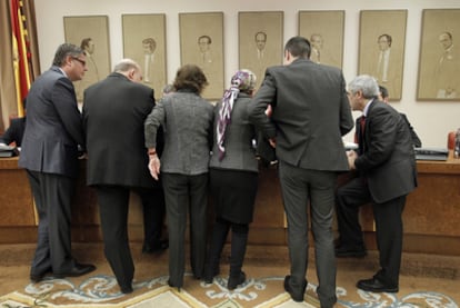 Portavoces parlamentarios de la Comisión de Justicia del Congreso conversan con el ministro Alberto Ruiz-Gallardón.