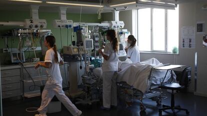 Enfermeras atiende a una mujer en el Hospital La Paz en una imagen de archivo.