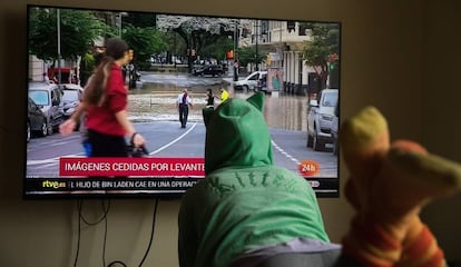 Un adolescente sigue el canal informativo de RTVE.