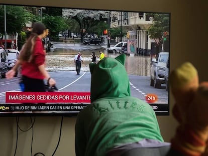 Un joven sigue el canal informativo de RTVE.