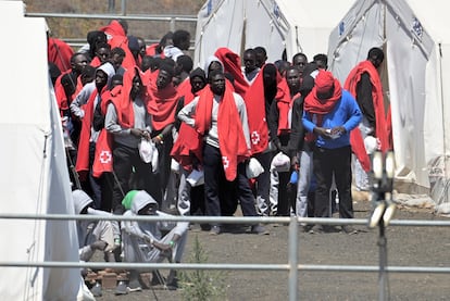 A group of immigrants at the Temporary Reception Centre for Foreigners (CATE) in San Andrés, on El Hierro, which houses more than 700 people who have arrived on the island.