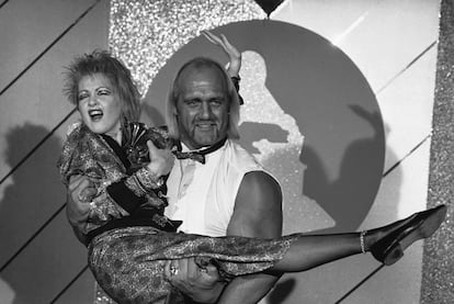 Cyndi Lauper y Hulk Hogan aparecen en la 27.ª edición anual de los Premios Grammy, en Los Ángeles, el 26 de febrero de 1985.