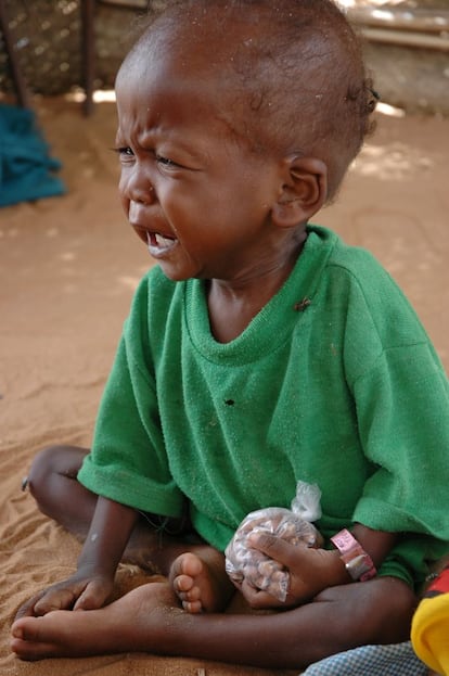 <p>Con motivo del Día del Niño el 20 de noviembre que cada año recuerda la aprobación de la Convención sobre los Derechos del Niño, este mes dedico la selección de imágenes que comparto a diario en mi Twitter @diegofgphoto, al trabajo que WFP y el resto de las agencias humanitarias realizan para mejorar el presente y futuro de los más pequeños.</p> <p>Esta primera forto está tomada Darfur (Sudán), en 2006. Al contrario de lo que pueda parecer a la vista de las imágenes que frecuentemente se utilizan para ilustrar noticias sobre emergencias humanitarias, no es fácil presenciar casos de desnutrición extrema. Los niños suelen o bien permanecer en sus casas lejos, quizá por vergüenza, de las miradas de los demás, o bien ingresados en centro de alimentación terapéutica como el de esta triste imagen. El día que la tomé acompañaba a un grupo de periodistas españoles en su visita a uno de los campos de desplazados por la guerra en Darfur. Los responsables del centro me comentaron que en aquel momento álgido de la crisis en Darfur, era rara la semana en la que no recibían visitas de periodistas extranjeros. Esto supone un dilema para las organizaciones entre, por un lado preservar la intimidad de los pacientes, y por otro la necesidad de dar a conocer esta dramática realidad.</p>