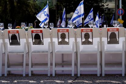 'Performance', en octubre de 2023, de una mesa de comedor con sillas vacas, que representan simblicamente a rehenes y personas desaparecidas en el ataque de Hams, en Tel Aviv.