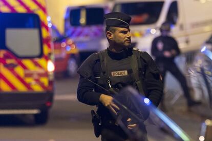 Un polic&iacute;a en Par&iacute;s, despu&eacute;s de los atentados de noviembre.