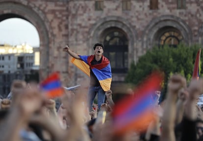 Los partidarios del legislador opositor Nikol Pashinian protestan en la Republic Square de Ereván, Armenia. Pashinyan instó a sus seguidores a bloquear carreteras, estaciones de tren y aeropuertos el miércoles después de que el gobernante Partido Republicano votara en contra de su elección como primer ministro.