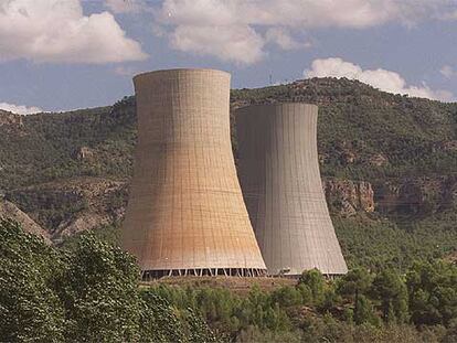 Una vista de las chimeneas de la central nuclear de Cofrentes, en una imagen de archivo.