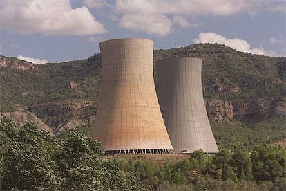 Una vista de las chimeneas de la central nuclear de Cofrentes, en una imagen de archivo.