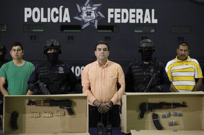 Manuel Fernández Valencia, alias <i>La Puerca</i>, presentado a los medios de comunicación por agentes de la Policía Federal en Ciudad de México.