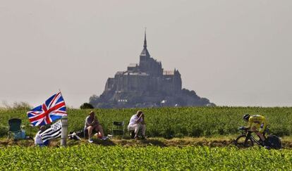 Chris Froome rueda sobre el paisaje del Mont Saint Michel.