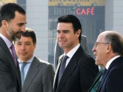 El Príncipe de Asturias saluda al presidente de Repsol, Antonio Brufau, en presencia del ministro de Industria, José Manuel Soria, y el presidente de la Comunidad de Madrid, Ignacio González, a su llegada a la nueva sede de la petrolera en Madrid.