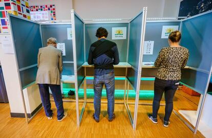 En el centro, el líder de GroenLinks del partido ecologista holandés, Jesse Klaver, prepara su voto para las elecciones europeas en una cabina de votación en la mesa electoral en La Haya.