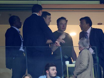 Elon Musk (centro), con Jared Kushner (a su derecha), este domingo en el estadio Lusail de Qatar, durante la final del Mundial de Fútbol.