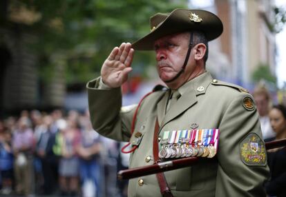 Un militar saluda durante el acto en homenaje a veteranos en Sidney (Australia)