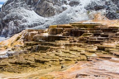 Mammoth Hot Springs es un gran complejo de aguas termales en una colina de travertino adyacente a Fort Yellowstone. Fue creado durante miles de años cuando el agua caliente del manantial se enfrió y depositó carbonato de calcio formando las características terrazas de colores. Para poder acercarse, Mammoth Hot Springs tiene dos rutas con pasarelas y terrazas, la superior y la inferior. Aquí hay otros 10.000 puntos hidrotermales. Otro punto de interés geológico y arqueológico es Obsidian Cliff. Declarado en 1996 monumento histórico nacional, las tribus de la región obtenían de este acantilado de obsidiana el afilado vidrio natural empleado para fabricar puntas de flecha, hachas y otras herramientas.