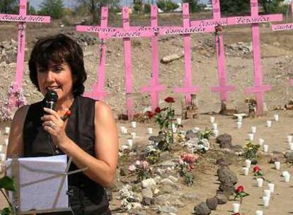 Cruces y velas por mujeres asesinadas.