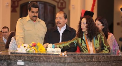 El presidente de Nicaragua y su esposa, con Maduro ante la tumba de Ch&aacute;vez.