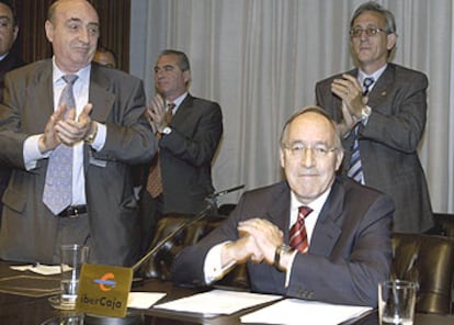 Manuel Pizarro (sentado), tras intervenir en la asamblea de Ibercaja en la que presentó su renuncia.
/ EFE