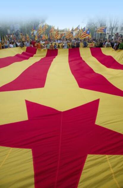 Una gran bandera catalana con la estrella independentista en la Diada de 2012 en Barcelona.
