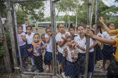 Los alumnos de una escuela esperan al carrito de las comidas durante su recreo. Una buena alimentación baja en azúcares y grasas saturadas es clave para prevenir la diabetes.