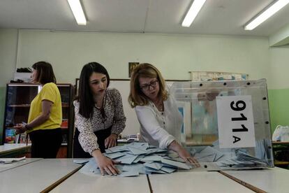 Escrutinio en un colegio electoral en Salónica, este domingo.