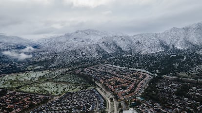 La caída de nieve marcó el último mes invernal en algunas comunas aledañas a la capital.
