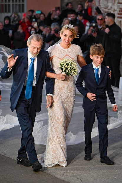 La novia ha llegado a la ceremonia, un enlace que se ha celebrado por el rito ortodoxo, del brazo de su padre, el magnate naviero griego Yiorgos Vardinogiannis, y de uno de sus hijos.