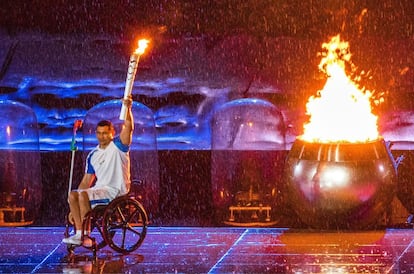 O nadador brasileiro paraolímpico Clodoaldo Silva participa da cerimônia de abertura dos Jogos Paralímpicos do Rio 2016, no Rio de Janeiro.