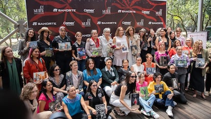 Gabriela Saavedra con algunas participantes de la exposición Es Mujer desde el Bosque de Chapultepec.