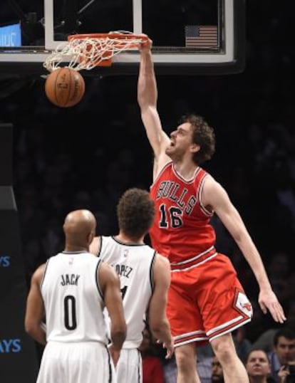 Pau Gasol efect&uacute;a un mate ante Lopez y Jack.