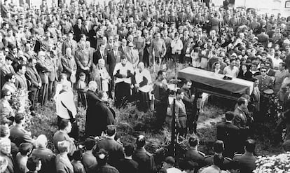 Fotografía tomada el 7 de junio de 1968, en Malpica (La Coruña), del entierro del agente de la Guardia Civil, José Antonio Pardines Arcay, primera persona asesinada por ETA.