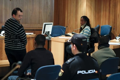 Gaizka Iturbe (de pie) declara en la Audiencia Nacional junto a los dos presuntos piratas somalíes.