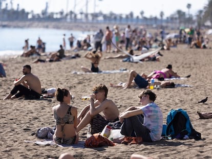 Turistas en una playa de Málaga, el 27 de enero de 2024.