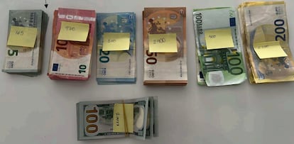 Una fotografía de fajos de billetes que se enviaron los miembros de la trama por el móvil, según el sumario.