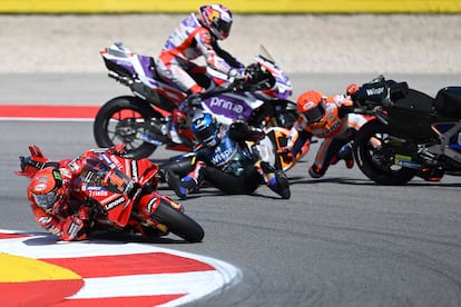 Marc Márquez en el momento del accidente después de derribar a Miguel Oliveira en el GP de Portugal, el pasado domingo.