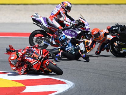 Marc Márquez en el momento del accidente después de derribar a Miguel Oliveira en el GP de Portugal, el pasado domingo.