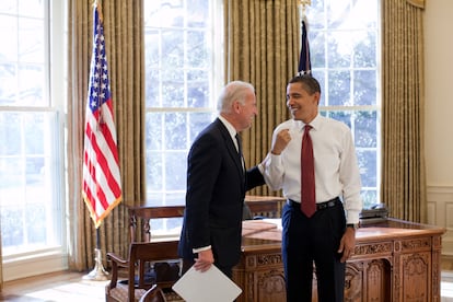 El presidente Barack Obama y el vicepresidente Joe Biden ríen juntos en el Despacho Oval, en el 2009. Biden fue el cuarto senador de más antigüedad cuando renunció luego de ganar la vicepresidencia junto a Barack Obama en las elecciones presidenciales de 2008.