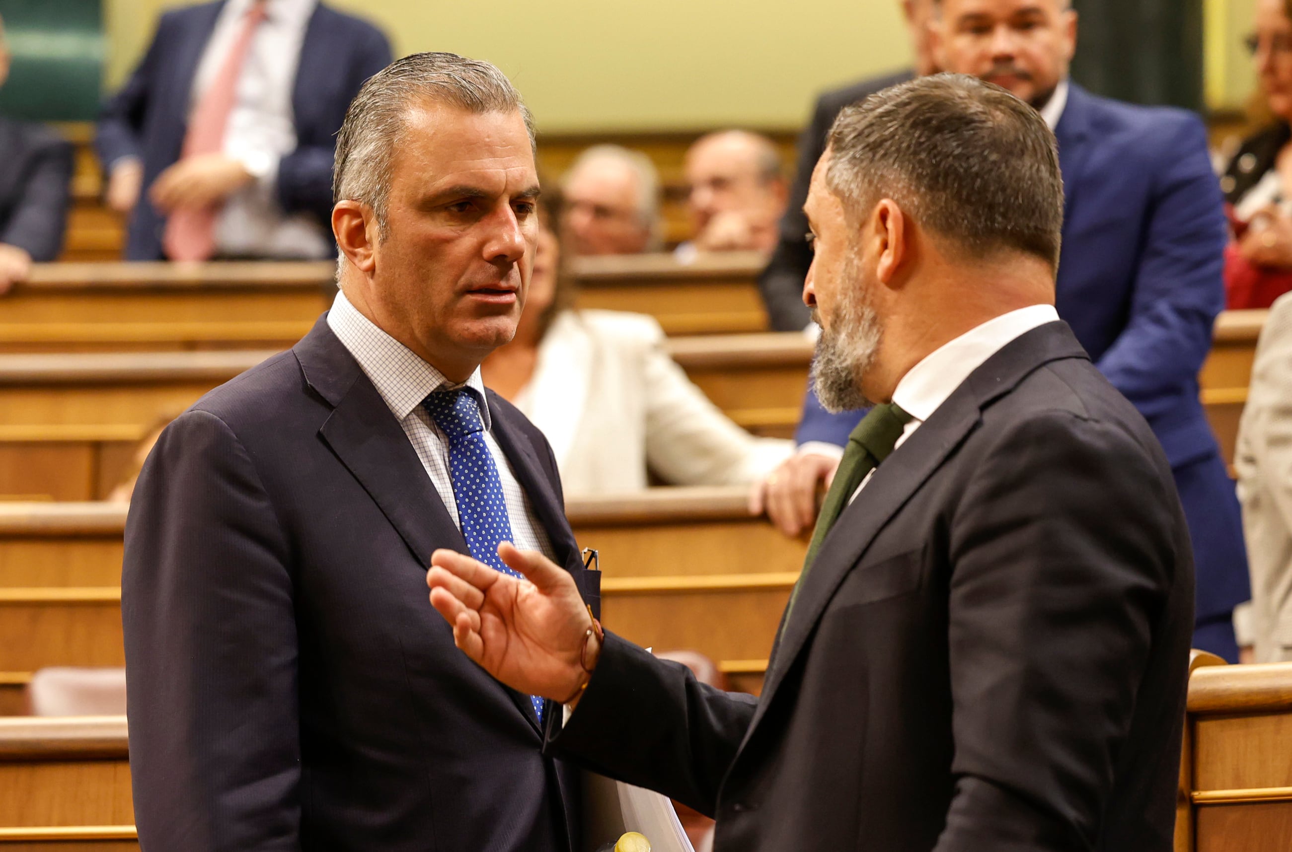 Ortega Smith y Abascal hablaban en el Congreso en septiembre de 2023 durante el debate de investidura de Feijóo.