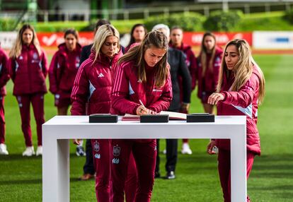 Las jugadoras de la selección española, Olga Carmona (derecha),  Irene Paredes (centro), y Alexia Putellas (izquierda), durante la firma del convenio.