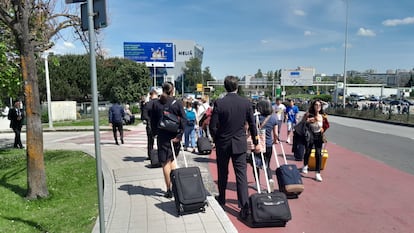 Viajeros, este lunes, en el aeropuerto de Lisboa (Portugal).