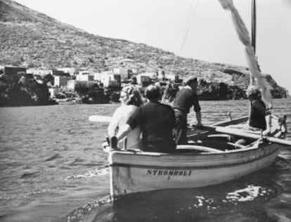 La actriz Ingrid Bergman y el director Roberto Rossellini, bordeando la costa de la isla de Estrómboli, en abril de 1949.