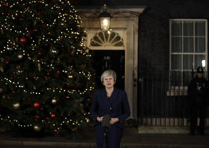 Theresa May ofrece una rueda de prensa a las puertas de Downing Street, tras superar la moción de censura interna, el 12 de diciembre de 2018.