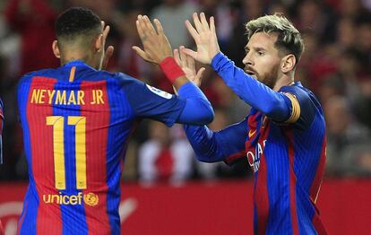 Messi celebra el tanto con Neymar.