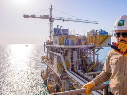 El complejo petrolero Tanajib, propiedad de Aramco, en el golfo Pérsico.