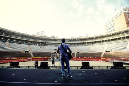 El cantante Pablo Albor&aacute;n realiza una prueba de sonido en la plaza de toros de Valencia en 2015.