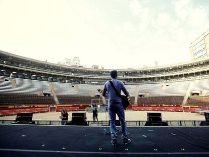 El cantante Pablo Albor&aacute;n realiza una prueba de sonido en la plaza de toros de Valencia en 2015.