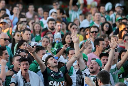 Seguidores del Chapecoense rinden un homenaje a su equipo en una calle de Chapecó (Brasil).